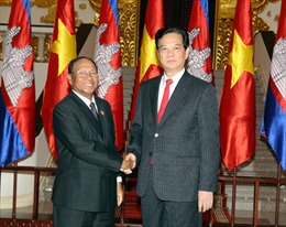 Thủ tướng Nguyễn Tấn Dũng hội kiến Chủ tịch Heng Samrin
